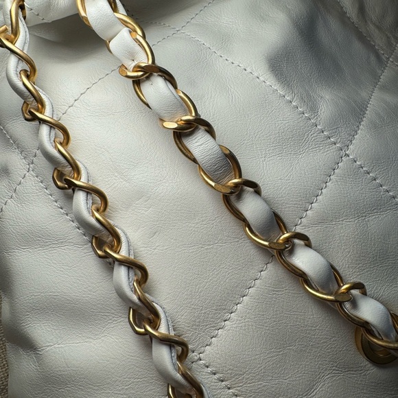 CHANEL SMALL 22 HANDBAG - Picture 5 of 15